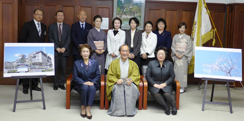 市役所前にシダレザクラを植樹　京都商工会議所女性会の皆さん、佐野 藤右衛門さん・植藤造園さんに感謝
