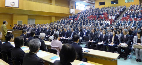年度当初に校長・園長や教委の役付職員が一堂に会し、教育方針・学校運営方針を確認　前進を誓い合う！　全市校長・園長研修会