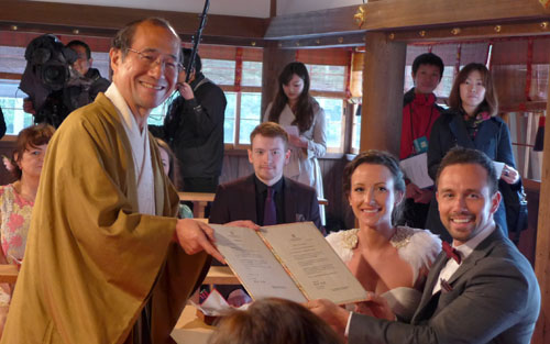 京都での挙式の記念に　外国人カップルへ結婚証明書第１号　上賀茂神社でローカスご夫妻に贈呈