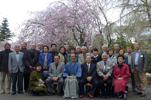 土と緑を大切に 考え行動される「土緑会」　観桜の夕べ　見事に花開いている枝垂桜に感動
