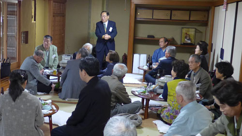 土と緑を大切に 考え行動される「土緑会」　観桜の夕べ　見事に花開いている枝垂桜に感動