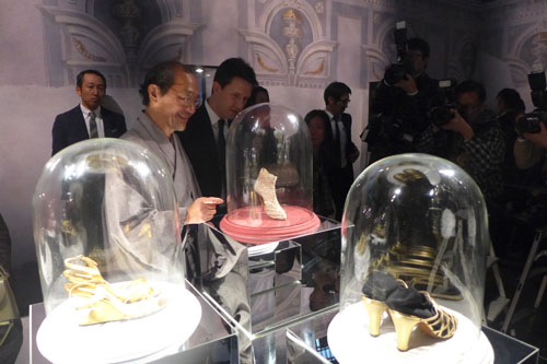 世界があこがれる「サルバトーレ・フェラガモ」シューズやジュエリーが二条城にズラリ