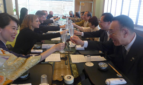 ナルデラ市長も「弥栄（いやさか）」で乾杯！　昼食会