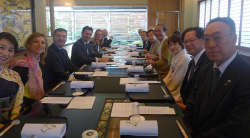 ナルデラ市長も「弥栄（いやさか）」で乾杯！　昼食会