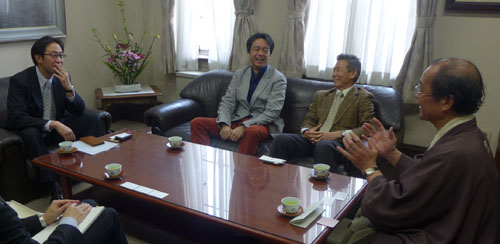 ２０１５日伊オペラ国際共同制作実行委員会 指揮者吉田 裕史さんらがご来庁