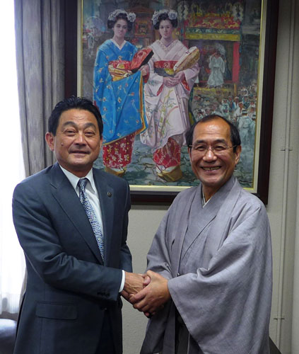 久嶋 務 向日市長が退任のご挨拶にお越しくださいました