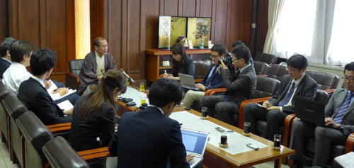 市政記者の皆さんと懇談　市長記者会見
