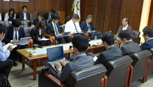 市政記者の皆さんと懇談　市長記者会見
