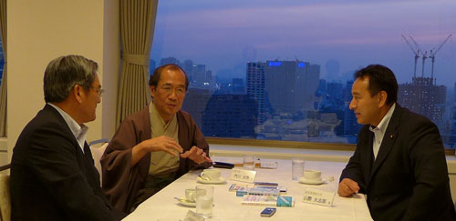 月刊「時評」　山際経済産業副大臣、亀田au損害保険社長と京都の産業政策から動物愛護の取組まで幅広く懇談
