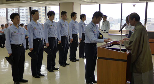 ７名の学生消防団の皆さんに認証状を交付　学生消防団活動認証状交付式