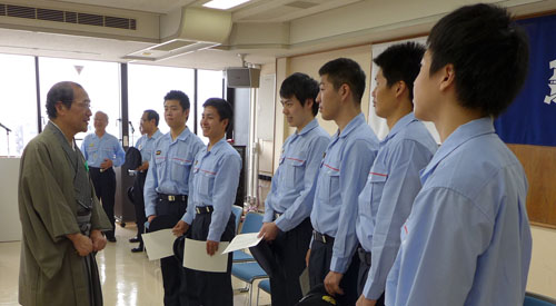 ７名の学生消防団の皆さんに認証状を交付　学生消防団活動認証状交付式