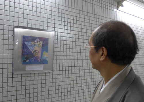 「京の七夕」を盛り上げます！　地下鉄二条城前駅通路に市立芸大の学生さんの作品がずらり