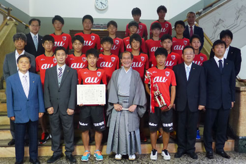 京都サンガＦ．Ｃ．Ｕ－１５チームが「ＪＦＡプレミアカップ２０１５」全国優勝　市スポーツ賞を贈呈　世界の舞台で活躍を祈念！
