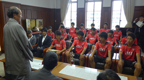 京都サンガＦ．Ｃ．Ｕ－１５チームが「ＪＦＡプレミアカップ２０１５」全国優勝　市スポーツ賞を贈呈　世界の舞台で活躍を祈念！