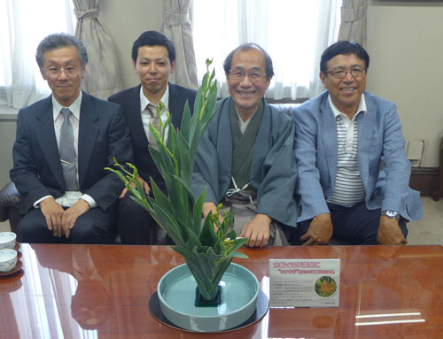 祇園祭に「ヒオウギ」を！　花き振興ネットワーク 原田代表、吉村さんらと懇談