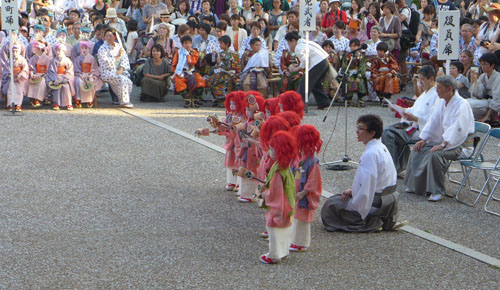 祇園万燈会　お迎提灯　子どもたちの見事な「さぎ踊」「小町踊」「祇園祭音頭」に感激　市役所前広場