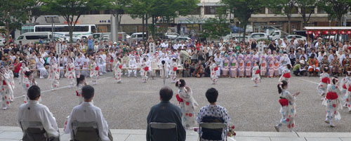 祇園万燈会　お迎提灯　子どもたちの見事な「さぎ踊」「小町踊」「祇園祭音頭」に感激　市役所前広場