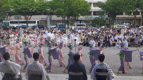 祇園万燈会　お迎提灯　子どもたちの見事な「さぎ踊」「小町踊」「祇園祭音頭」に感激　市役所前広場
