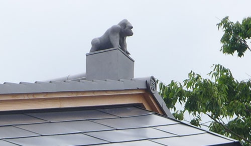 ゴリラが屋根から見守ります！２階からの東山の眺望は絶景！７月１１日動物園に学習利便施設がオープン！