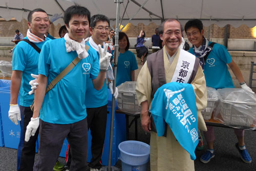 ごみのない祇園祭へ　「祇園祭ごみゼロ大作戦２０１５」ボランティアの皆さんを激励　２０００人のボランティアの皆さんが大活躍