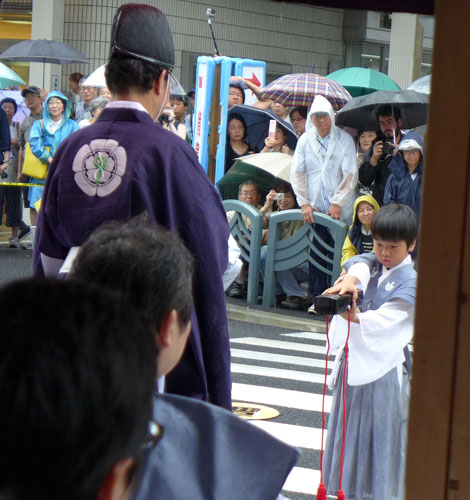 台風による雨の祇園祭・先祭　山鉾巡行　くじ改めの奉行役を務めました