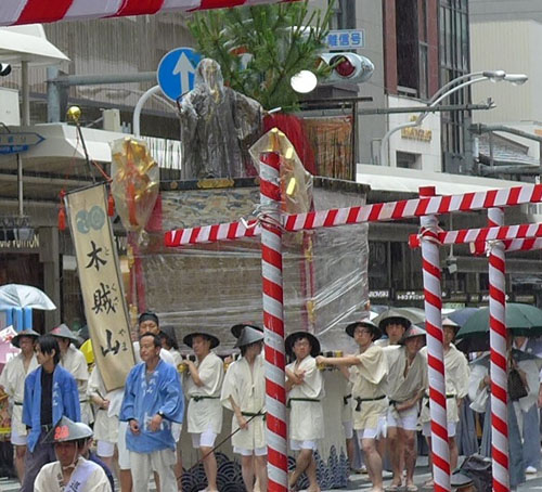 台風による雨の祇園祭・先祭　山鉾巡行　くじ改めの奉行役を務めました