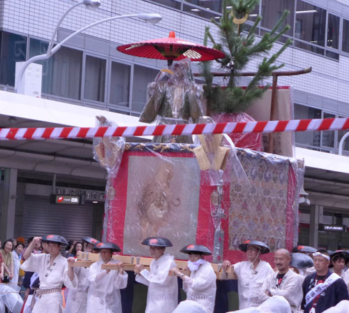 台風による雨の祇園祭・先祭　山鉾巡行　くじ改めの奉行役を務めました