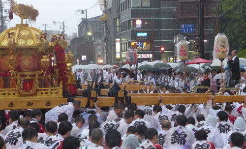 神輿あっての祇園祭「神幸祭」　激しい雨の中、３基の神輿と担ぎ手が輝きます