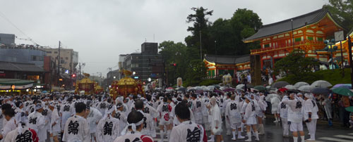 神輿あっての祇園祭「神幸祭」　激しい雨の中、３基の神輿と担ぎ手が輝きます