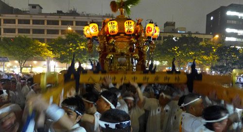 神輿あっての祇園祭「神幸祭」　激しい雨の中、３基の神輿と担ぎ手が輝きます