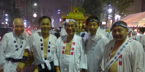 神輿あっての祇園祭「神幸祭」　激しい雨の中、３基の神輿と担ぎ手が輝きます