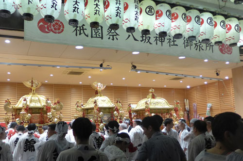 神輿あっての祇園祭「神幸祭」　激しい雨の中、３基の神輿と担ぎ手が輝きます