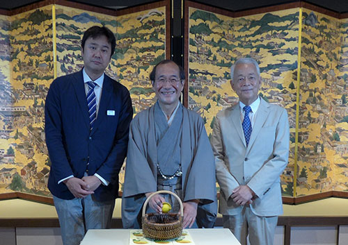 １０年振りに京都に「丸善」が復活！　丸善京都本店（ＢＡＬ）オープニング内覧会　梶井 基次郎の「檸檬」になぞらえ、レモンを持って記念撮影