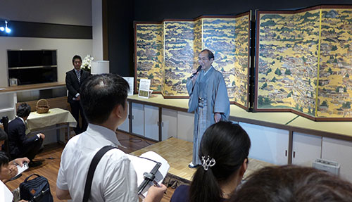 １０年振りに京都に「丸善」が復活！　丸善京都本店（ＢＡＬ）オープニング内覧会　梶井 基次郎の「檸檬」になぞらえ、レモンを持って記念撮影