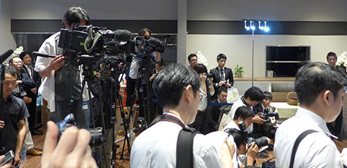 １０年振りに京都に「丸善」が復活！　丸善京都本店（ＢＡＬ）オープニング内覧会　梶井 基次郎の「檸檬」になぞらえ、レモンを持って記念撮影
