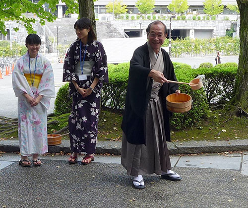 「涼」を呼ぶ　京都産業大学と皆さんと一緒に打ち水
