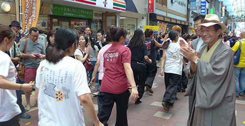 ギネス新記録！　６１６人が５分以上息の合った創作ダンスを披露！　京都学生祭典・世界への挑戦in伏見