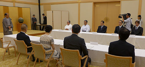 伏見稲荷大社（「緊急避難広場」及び「一時滞在施設」）と周辺３商店街（「避難誘導団体」）と観光客等帰宅困難者の緊急避難先等の協定締結！　緊急避難広場５０か所、一時滞在施設１４５施設、避難誘導団体２４団体に！