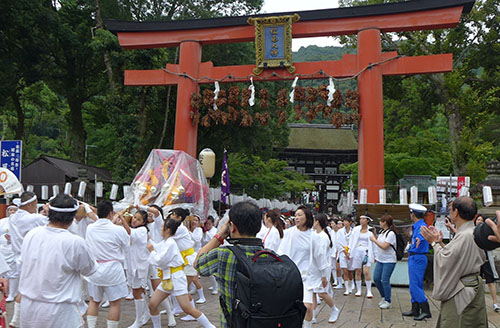 松尾大社八朔祭　女神輿やまぶき会　１８年目を迎える新しい伝統です