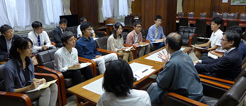 慶応大学の学生さんと懇談　京都市の市民参加の取組をご説明