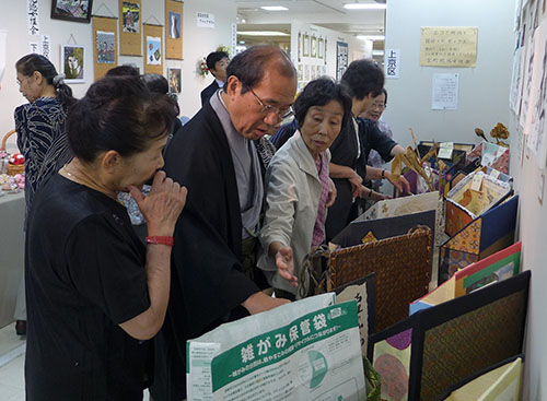 地域女性会チャリティバーゲン・作品展を訪問